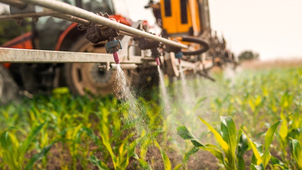 Agriculteur qui utilise des pesticides dans ses cultures